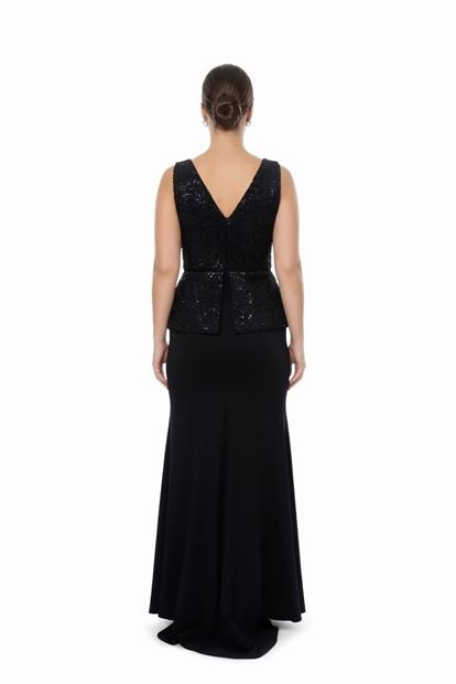 فستان سهرة أسود بياقة على شكل حرف V بمقاسات كبيرة